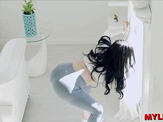 Палавата MILF се прегъва за медицински тестове!