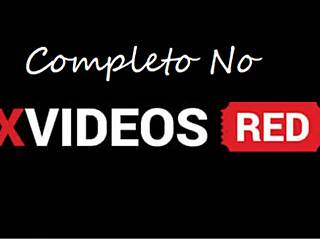 Yaşlı adam genç 18+ kızın odasına girer, külotlu görür ve nazikçe okşar