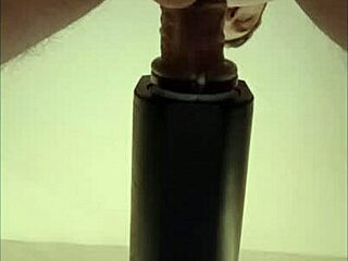 В домашнем соло-сессе она доится от дистанционного секс-игрушки с POV кончей снизу