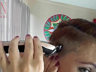 Regina Noir, la diosa adorable, se corta el pelo desnuda en la playa 😍