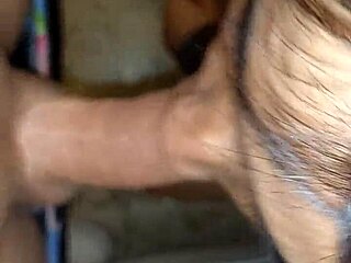 Дал транссексуалу пососать хуй потом отыметь в кухне крупняк ее жопы