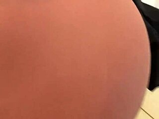 Hot student gives deep blowjob 😏