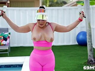 Vruća milf Carmela Clutch trenira veliku guzu u intenzivnim scenama