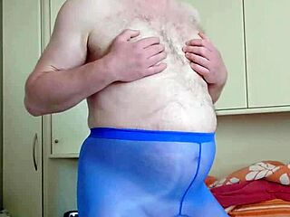 Забавление в сини легинси с масаж и игра с пръсти на краката