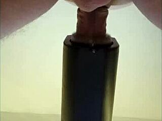 في هذه الجلسة المنزلية المنفردة، هي تُحلب من قبل لعبة جنسية عن بعد مع قذف من منظور من أسفل.