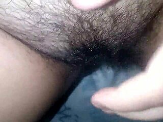 minha bucetinha apertada quer pau peludo dentro dela