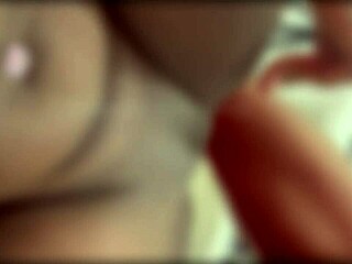 Soție latină ia spermă în fund la interviu, soțul cuckold ejaculează în pizda ei în timp ce curge.