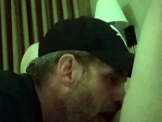 Intenzíven eszem a sovány barna csaj punciját házi cumshot jelenetben