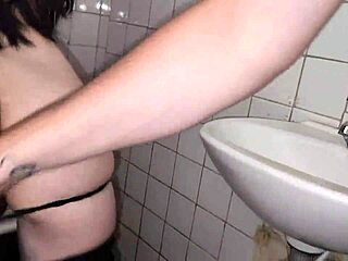 זיינתי את העובדת האסייתית החמה בשירותים בזמן הראיון, בסתר