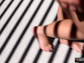 可爱18+金发Chanel Camryn爱Vince Karter的大鸡巴插她紧致光滑屁眼。想看她饥渴肛交吗？