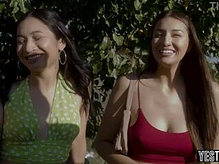 Guía celebridad tiene trío con dos hermanastras tetonas