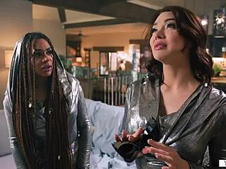 Emma Rose teaches Eva Maxim sex.