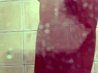 Teen amateur 18+ rade figa prima prima doppia penetrazione cazzo mostro bagno