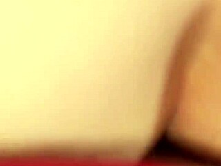 淫荡女仆穿丝袜做饭时被猛插4K手机拍