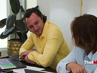 mala som trojku s mojou nesnesiteľnou milf šéfkou, aby som vyrovnala skóre