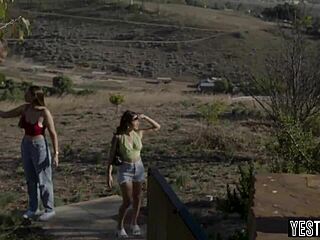 Guía celebridad tiene trío con dos hermanastras tetonas