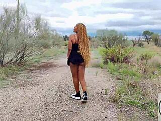 Stor rumpe ebony går oppkilt i sneakers