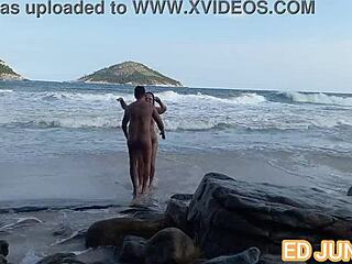 Wanita Asia Latin Brunette Bermain Oral dan Memek di Luar Ruangan di Pantai Nudis