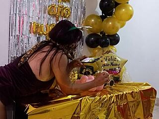 现在他搞个性娃娃跟火辣继妹生日热玩