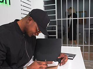 看着希亚拉·达克吞下鲍里斯·杰克逊警官的大黑鸡巴。