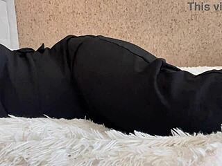 أنا أشاهد مراهقة عربية بدون بنطال داخلي في وضع المبشرة.