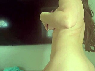 갈색 머리 섹시 밀프 란제리 입고 완벽 엉덩이 보여주며 자위 지시