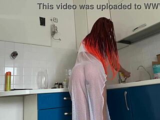 큰 엉덩이 MILF와 부엌 청소 😏