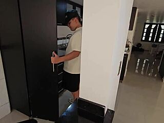 la esposa cachonda de mi mejor amigo me chupa la verga cuando el no mira