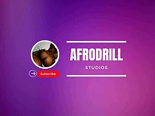 我分开她的腿和女佣做爱