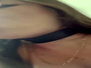 Iso-perseinen brasilialainen MILF voihkii pikanaidossa!