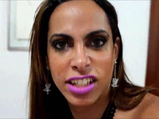 Shemale se skupaj vznemirjajoče masturbirajo