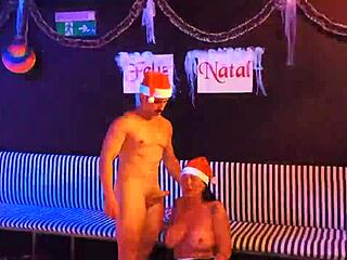 Natale eccitato con milf sexy e Saymon Fitness che sborra duro sul rosso
