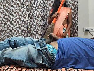 Dorfmädchen wird hart vom Besitzer in Mumbai gefickt mit Hindi-Audio