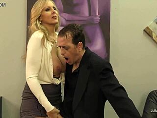 Velikoprsna mačeha Julia Ann drka trdi kurac