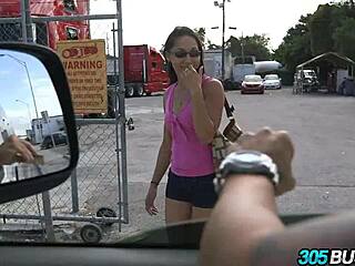 Нерд латинка чука за пари в публичен автобус с блондинка и брюнетка