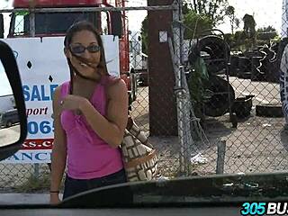 Nerdy latina nerd acepta follar por plata en bus público con rubia y morena