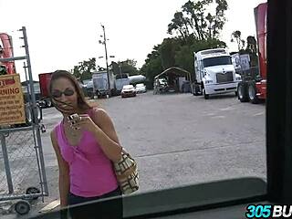 Nerdy latina nerd acepta follar por plata en bus público con rubia y morena