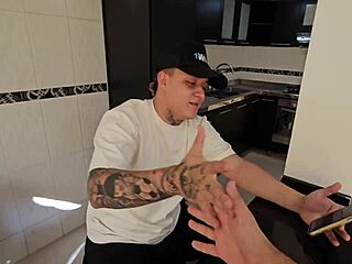 la esposa cachonda de mi mejor amigo me chupa la verga cuando el no mira