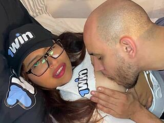 Hey Partiden Sonra Büyük Memelerimi Yala Mı?