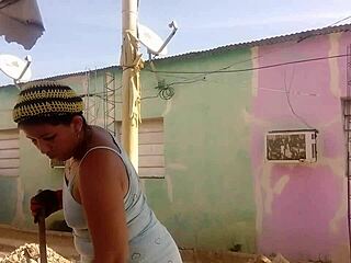 Γειτόνισσα δεν αντέχει κοιτάζοντας μεγάλο κώλο σε κοντό φόρεμα με καύλωσε