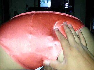 Эти оранжевые атласные трусики так возбуждают на тебе