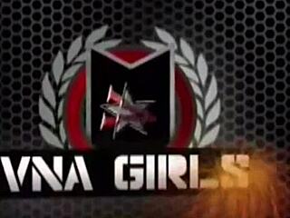 טשה ריין חובקת חזה גדול חייבת למצוץ את הזין של ג'יימס דין אחרי הדייט הרומנטי, נכון?