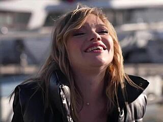 Luth belle coquine se régale avec deux belles bites!