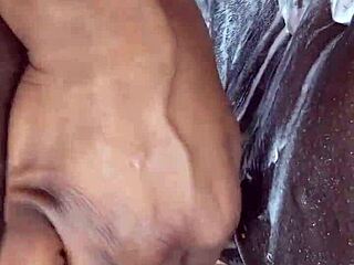 黒人熟女がマンコ剃りクローズアップ玩具でびしょ濡れ絶頂