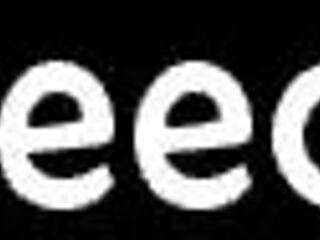 Η κούκλα γδύνεται στην κάμερα μαλακίζεται με δονητή μέχρι να εκραγεί