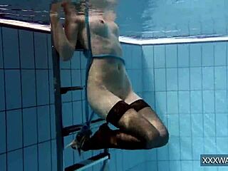 Caliente húngara Petra disfruta tiempo en piscina