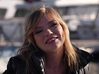 Luth belle coquine se régale avec deux belles bites!