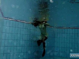 Caliente húngara Petra disfruta tiempo en piscina