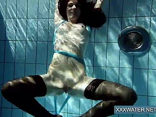 Caliente húngara Petra disfruta tiempo en piscina