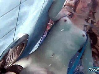 Caliente húngara Petra disfruta tiempo en piscina